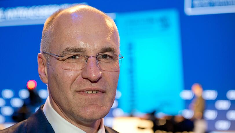 Augsburgs Oberbürgermeister Kurt Griebl möchte den Auftritt von AfD-Chefin Frauke Petry im Rathaus der Stadt verhindern. Augsburgs Oberbürgermeister Kurt Griebl möchte den Auftritt von AfD-Chefin Frauke Petry im Rathaus der Stadt verhindern.
