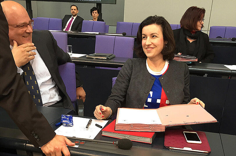 Dorothee Bär im Bayern-Trikot im Bundestag.
