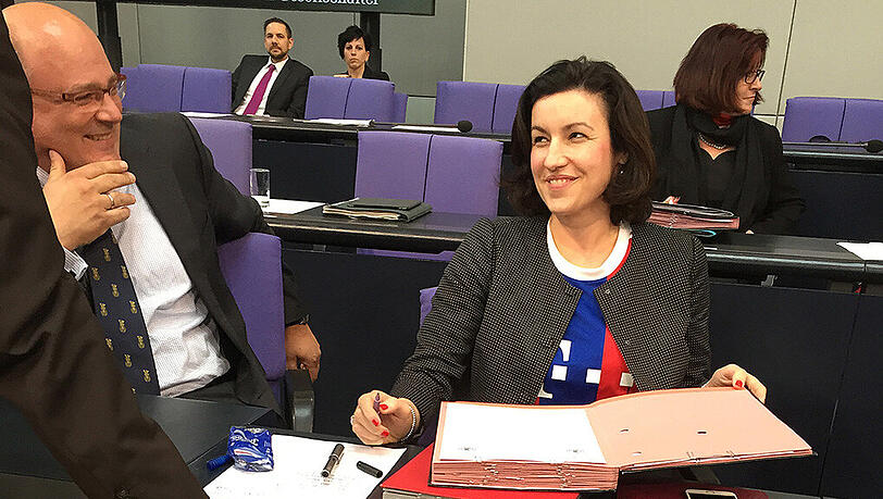 Dorothee Bär im Bayern-Trikot im Bundestag. Dorothee Bär im Bayern-Trikot im Bundestag.