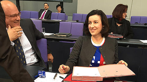 Dorothee Bär im Bayern-Trikot im Bundestag.