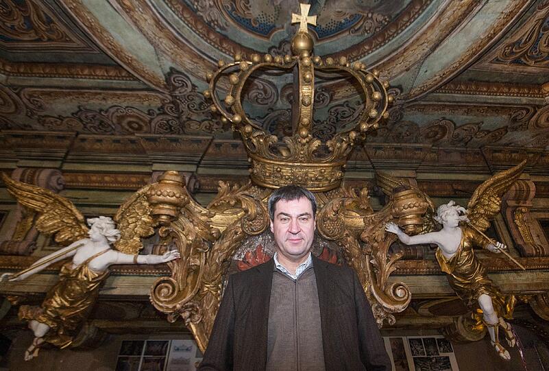Und wann immer es sich arrangieren lässt, auch gerne genommen: Markus Söder mit Krone.
