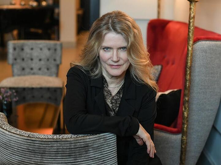 Schauspielerin und Sängerin Barbara Sukowa hat wenig Erfahrung als Großmutter.