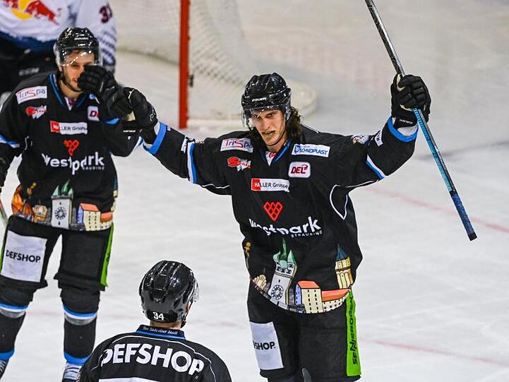 Antoine Laganiere von Straubing jubelt nach seinem Treffer. Foto: Armin Weigel/dpa