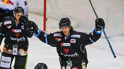 Antoine Laganiere von Straubing jubelt nach seinem Treffer. Foto: Armin Weigel/dpa