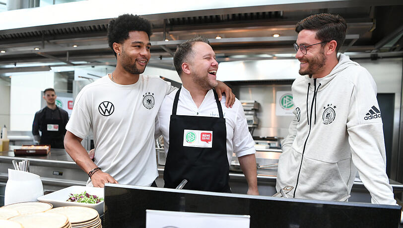 Im Kreise der Nationalspieler beliebt: DFB-Koch Schmaus hier mit Serge Gnabry (l.) und Jonas Hector (r.). Im Kreise der Nationalspieler beliebt: DFB-Koch Schmaus hier mit Serge Gnabry (l.) und Jonas Hector (r.).