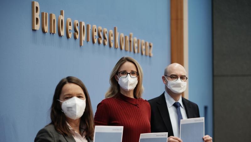 Alena Buyx, Vorsitzende Deutscher Ethikrat (m.), Sigrid Graumann, Sprecherin der AG Pandemie des Deutschen Ethikrates (l.), und Volker Lipp, Stellvertretender Vorsitzender des Deutschen Ethikrates.