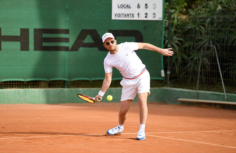 Frederick Lau spielt Tennis.