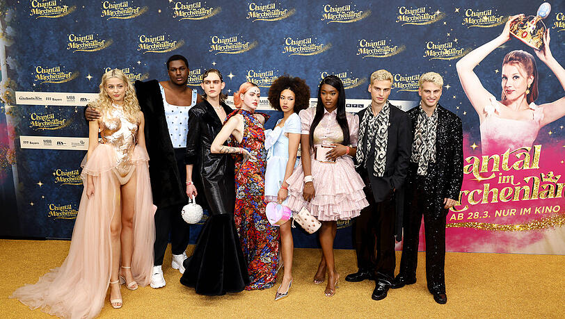 Marvin De Graft (zweiter von links) musste bei "Germany's Next Topmodel" die Koffer packen. Julian und Luka Cidic (ganz rechts) sind in der TV-Show nach wie vor im Rennen. Marvin De Graft (zweiter von links) musste bei "Germany's Next Topmodel" die Koffer packen. Julian und Luka Cidic (ganz rechts) sind in der TV-Show nach wie vor im Rennen.