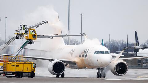 Das Enteisen eines Flugzeuges kann je nach Wetter bis zu 45 Minuten dauern. (Archivbild)