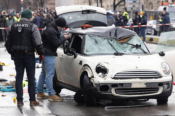 Der Mini Cooper, den Farhad N. vor knapp einem Jahr in die Verdi-Demonstration lenkte, wird untersucht.
