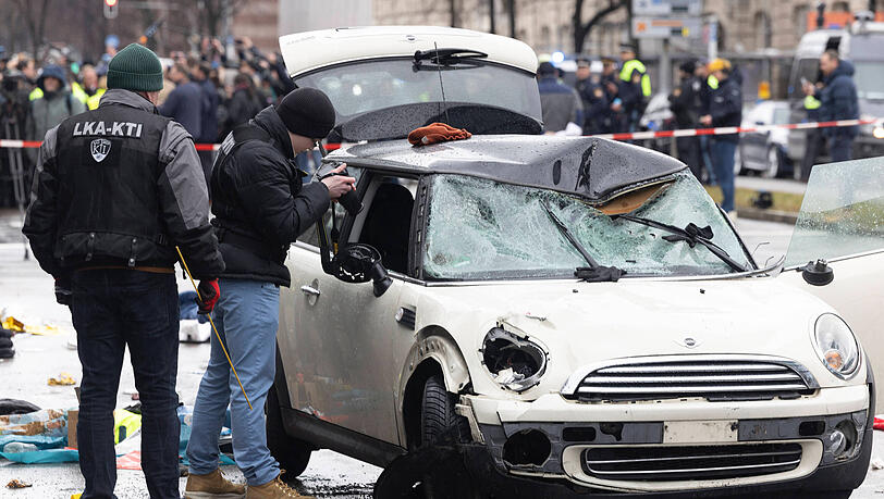 Der Mini Cooper, den Farhad N. vor knapp einem Jahr in die Verdi-Demonstration lenkte, wird untersucht.