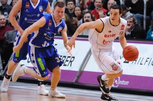 Der Durchbruch am 18. März: Gegen Düsseldorf holte Karsten Tadda (rechts) für die Brose Baskets 14 Punkte.