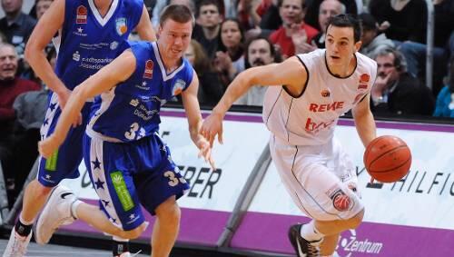 Der Durchbruch am 18. März: Gegen Düsseldorf holte Karsten Tadda (rechts) für die Brose Baskets 14 Punkte.
