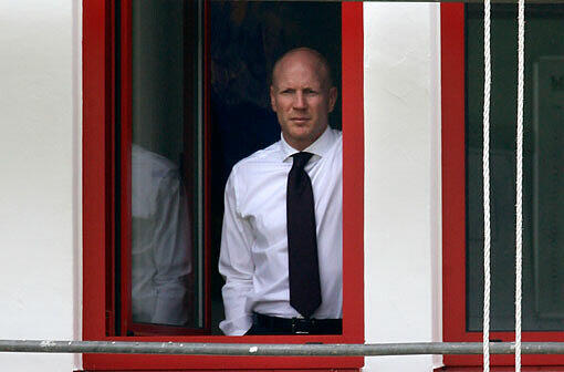 Matthias Sammer steht am Fenster der Geschäftsstelle in der Säbener Straße. Der neue Sportvorstand blickt dem spielenden Personal des FC Bayern München beim Trainingsauftakt zu.
