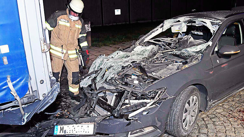 Auf der A99 bei Aschheim krachte ein Fahrzeug in einen Lkw. Der Fahrer wurde schwer verletzt.