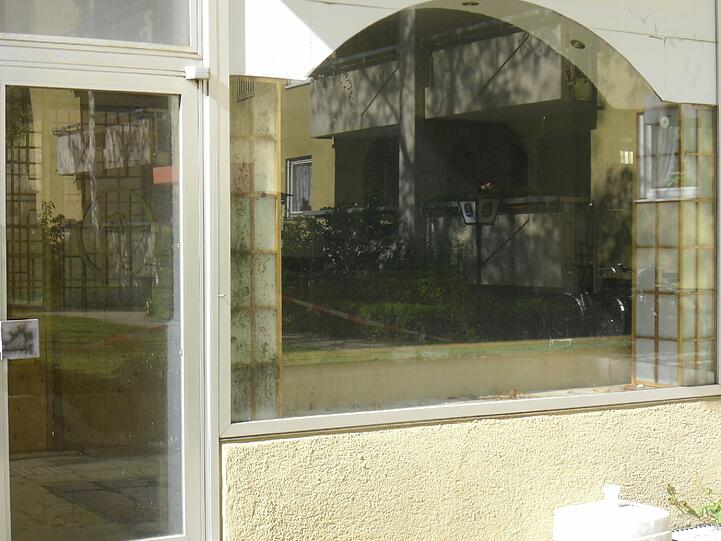 Der Blick ins Fenster offenbart: Drinnen schaut's auch nicht besser aus.