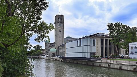 Seit Juli geht's durch einen futuristischen Anbau ins Museum. Der bisherige Haupteingang ist gesperrt.