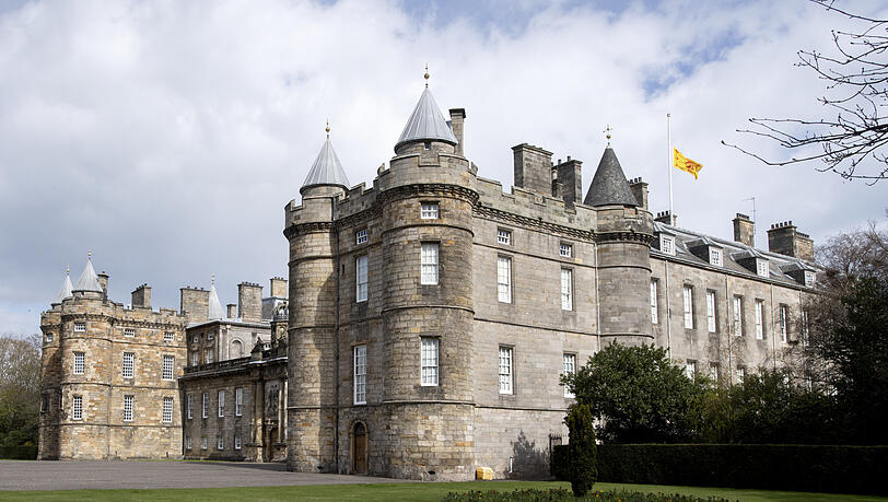Holyroodhouse mit Fahne auf halbmast nach Prinz Philips Tod 2021. Holyroodhouse mit Fahne auf halbmast nach Prinz Philips Tod 2021.