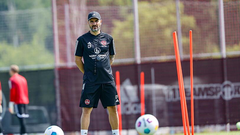 Cheftrainer Cristian Fiel leitet das Training.