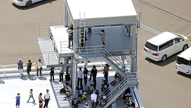 Die Menschen in Japan sind aufgefordert, sich auf höheres Gelände in Sicherheit zu begeben.