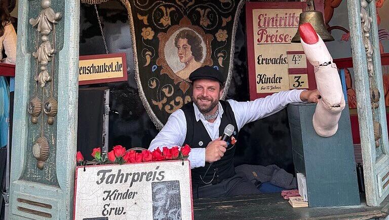 Linus Fuchs (34) betreibt zusammen mit seinem Vater Ulrich Keller (hauptberuflich Theologe) und einem Freund die historische Hexenschaukel.