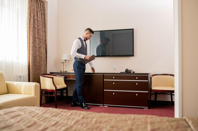 Fehlen größere oder wertvollere Gegenstände, fällt das spätestens bei der Zimmerkontrolle nach der Abreise auf. Viele Hotels berechnen den entstandenen Schaden anschließend über die hinterlegte Kreditkarte oder stellen den Gästen eine Rechnung aus. Aus dem vermeintlich kostenlosen Souvenir wird so ein teuer erworbener Gegenstand. Fehlen größere oder wertvollere Gegenstände, fällt das spätestens bei der Zimmerkontrolle nach der Abreise auf. Viele Hotels berechnen den entstandenen Schaden anschließend über die hinterlegte Kreditkarte oder stellen den Gästen eine Rechnung aus. Aus dem vermeintlich kostenlosen Souvenir wird so ein teuer erworbener Gegenstand.