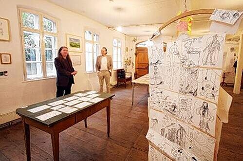 Verzettelte Gedankenwelt: Die Organisatoren Fredder Wanoth (li.) und Elmar Tannert im Bernsteinzimmer, im Vordergrund eine Papier-&bdquo;Skulptur&ldquo; von Betty Stürmer.