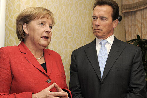 Auch mit Angela Merkel kam Schwarzenegger einige Male zu einem Treffen zusammen. Hier im Bild: Merkel spricht, der "Governator" analysiert.