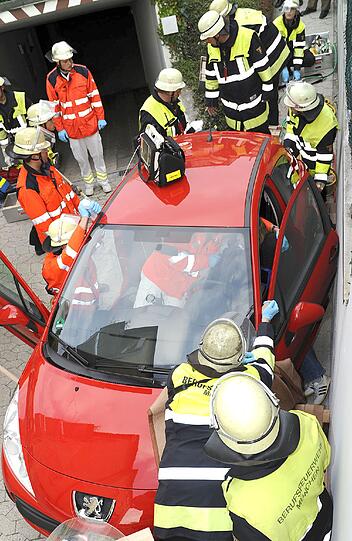 Kunigundenstraße: 
Wie jeden Morgen will eine 35-jährige Mutter ihr Kind in den Kindergarten bringen. Um das Tor der Tiefgarage zu Schließen, steigt sie aus ihrem Wagen aus. Der Pkw beginnt zu rollen. Die offene Fahrertüre drückt gegen eine Wand und der Frau werden beide Beine zwischen Türe und Fahrzeugrahmen eingeklemmt. Durch das Nachziehen der Handbremse kann die Fahrerin das Auto stoppen, bleibt aber eingeklemmt. Durch Hupen kann sie auf sich aufmerksam machen. Die Feuerwehr drückt den Pkw mit Lufthebekissen von der Wand weg. Die Frau erleidet keine ernsthaften Verletzungen.
