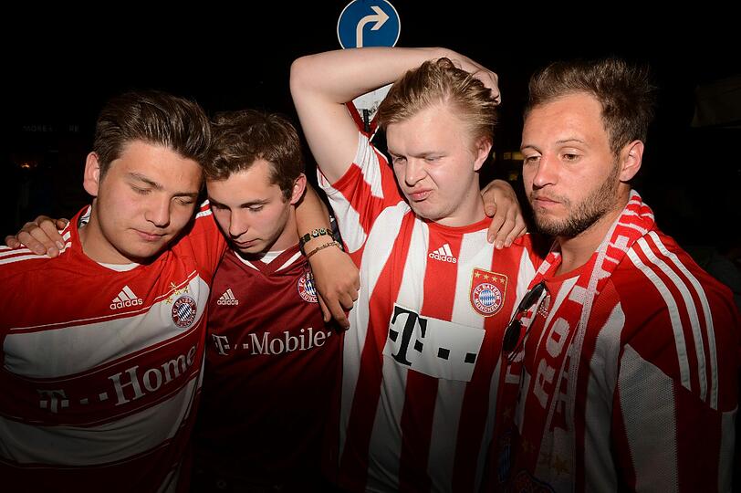 Ein Abend der emotionalen Achterbahnfahrt - mit dem brutalen Absturz aus einem ach so schönen Traum. So hofften, bangten, jubelten - und weinten die Fans des FC Bayern.