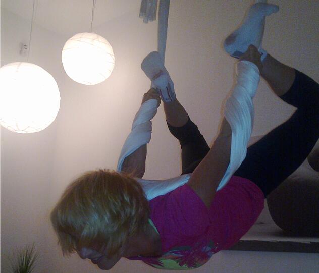 AZ-Reporterin Frauke Gerbig beim Aerial Yoga.