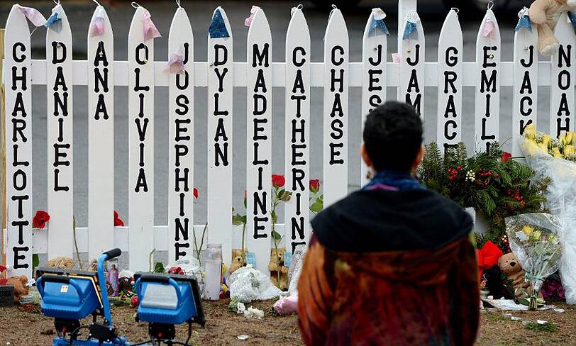 Am 14. Dezember 2012 hatte ein Amokläufer in Newtown 20 Grundschüler, sechs Lehrerinnen und sich selbst erschossen. Die Namen der Opfer schrieben Hinterbliebene auf einen Zaun.