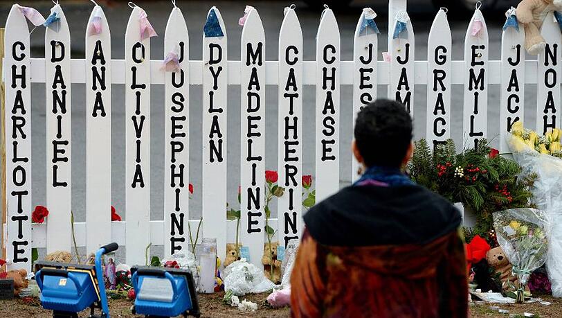 Am 14. Dezember 2012 hatte ein Amokläufer in Newtown 20 Grundschüler, sechs Lehrerinnen und sich selbst erschossen. Die Namen der Opfer schrieben Hinterbliebene auf einen Zaun. Am 14. Dezember 2012 hatte ein Amokläufer in Newtown 20 Grundschüler, sechs Lehrerinnen und sich selbst erschossen. Die Namen der Opfer schrieben Hinterbliebene auf einen Zaun.