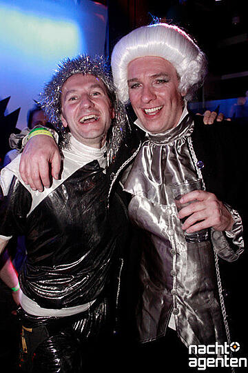 Hier feiern Menschen und Tiere, Alt und Jung und Dick und Dünn zusammen auf dem Rosenmontags-Sportlerfasching beim Olylüstchen. Mehr Bilder unter: www.nachtagenten.de