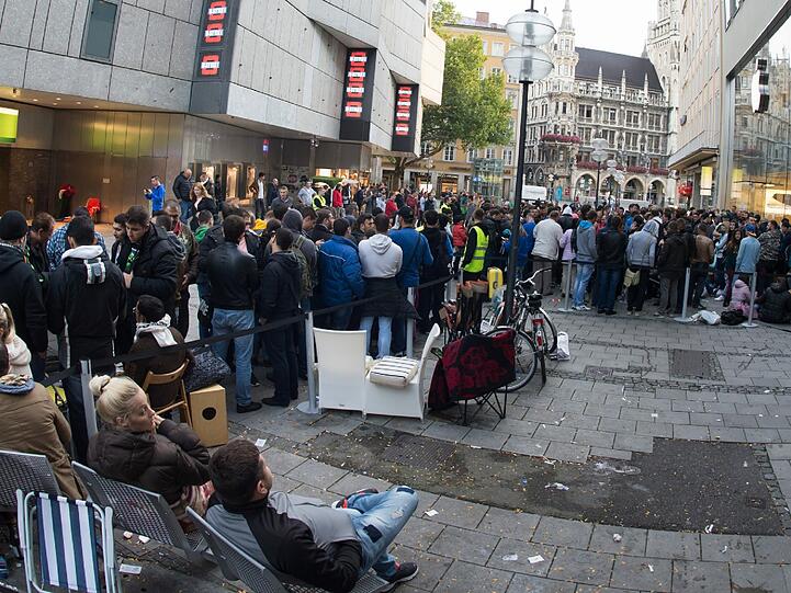 Der Apple-Hype hat am Freitagmorgen München erreicht: Zum Verkaufsstart des iPhone 6 kamen hunderte Menschen zum Appel-Store in der Fußgängerzone. Die Bilder.