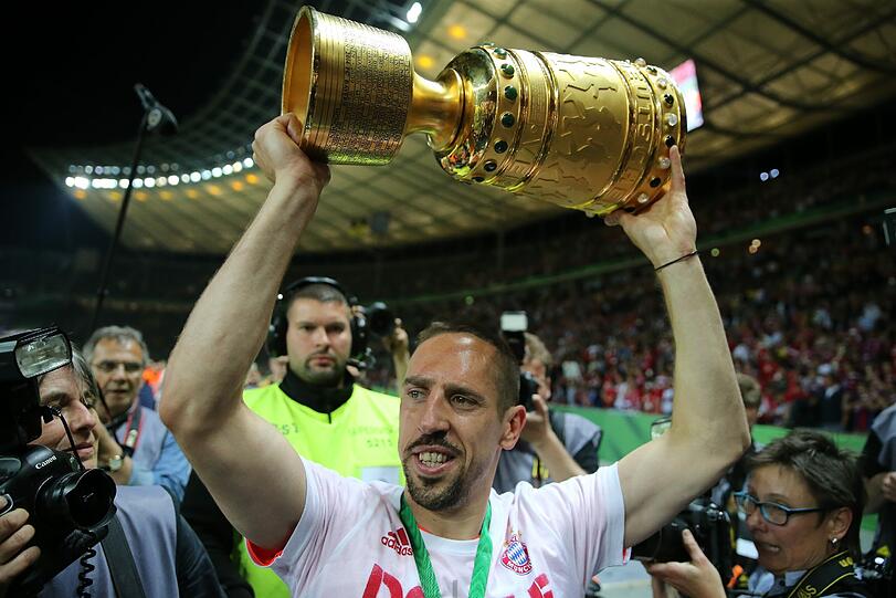 Franck Ribéry reckt den Pott in die Höhe.
