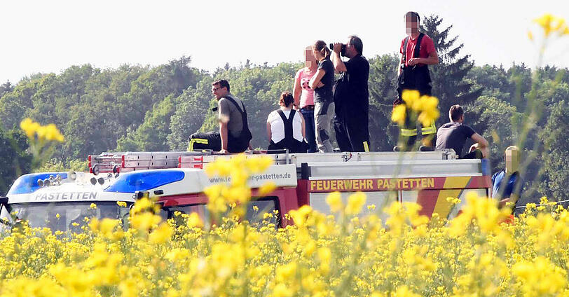 Wildwest in Oberbayern: Trotz zahlreicher Häscher behalten die Jungstiere bislang die Oberhand und entkommen immer wieder.