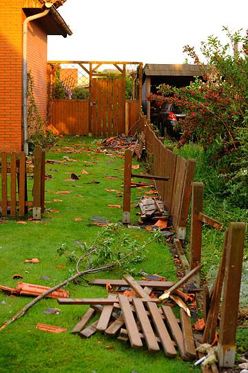 Ein Tornado hat im Raum Viersen am Niederrhein am Mittwochabend nach Behördenangaben eine "Schneise der Verwüstung" angerichtet. Mindestens ein Mensch wurde bei dem Unwetter schwer verletzt.