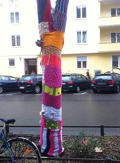 Ganz schön bestrickend: der festlich eingekleidete Baum in der Isarvorstadt.