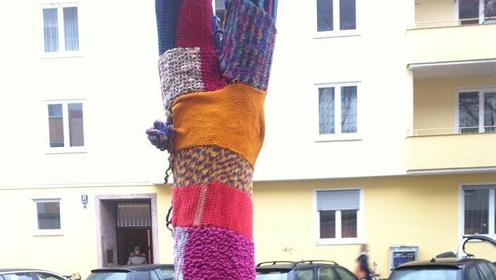 Ganz schön bestrickend: der festlich eingekleidete Baum in der Isarvorstadt. Ganz schön bestrickend: der festlich eingekleidete Baum in der Isarvorstadt.