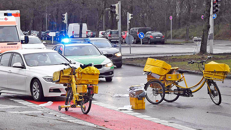 Bei einer Kollision mit einem BMW wurde eine Postlerin verletzt. Die Bilder von der Unfallstelle.