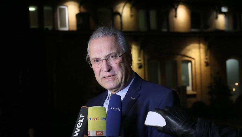 Innenminister Joachim Herrmann (CSU) spricht zu Medienvertretern zu Beginn der Innenministerkonferenz in Magdeburg. Foto: Ronny Hartmann Innenminister Joachim Herrmann (CSU) spricht zu Medienvertretern zu Beginn der Innenministerkonferenz in Magdeburg. Foto: Ronny Hartmann