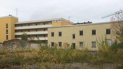 Verwahrlost: Das Areal vor dem Hintergebäude an der Marsstraße - und das Haus selbst auch.