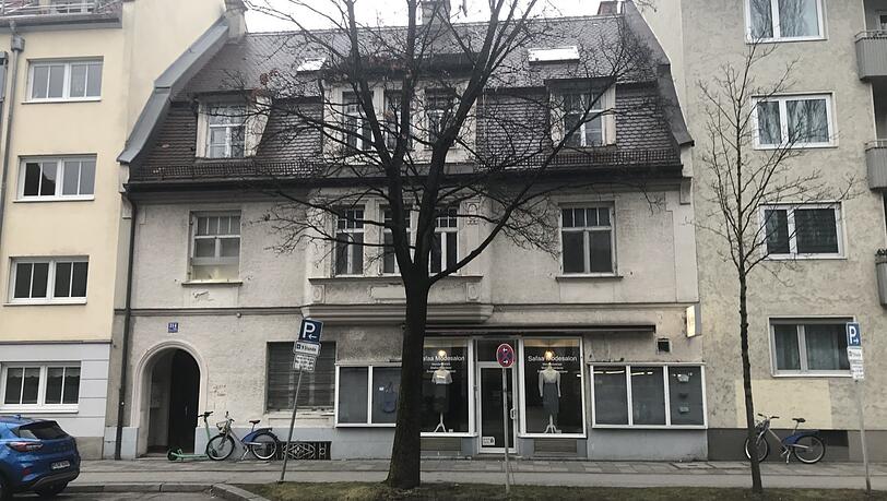 Ein geneigtes Dach, ein Erker, hübsche Fassadendetails: das Haus Schleißheimer Straße 314 ist über 100 Jahre alt und zeigt, dass es im Viertel einst anders ausgeschaut hat.