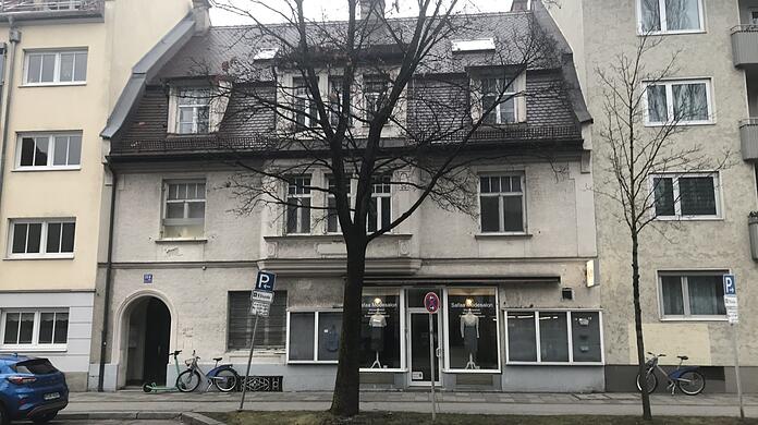 Ein geneigtes Dach, ein Erker, hübsche Fassadendetails: das Haus Schleißheimer Straße 314 ist über 100 Jahre alt und zeigt, dass es im Viertel einst anders ausgeschaut hat.
