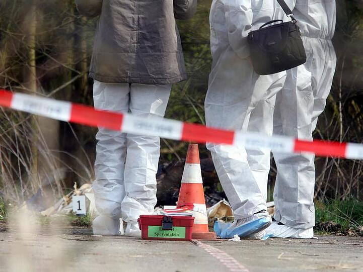 Wer die Tote ist und wie sie ums Leben gekommen ist, weiß die Polizei noch nicht.