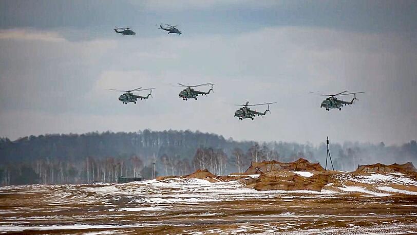 Russische Militärhubschrauber bei einer Militärübung in Belarus.