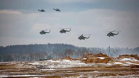 Russische Militärhubschrauber bei einer Militärübung in Belarus.