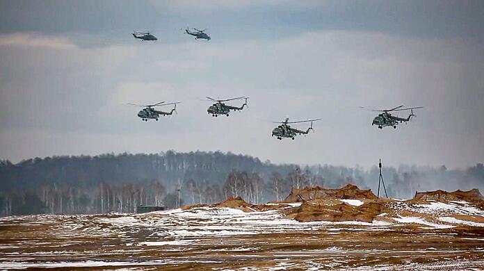 Russische Militärhubschrauber bei einer Militärübung in Belarus.