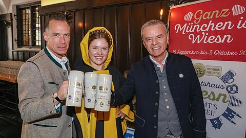 Peter Inselkammer mit seiner Tochter Franziska (dem Münchner Kindl) und Gregor Lemke.